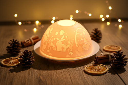 Coffret Lumière de Noël dans une ambiance cosy avec pommes de pin et lumières dorées